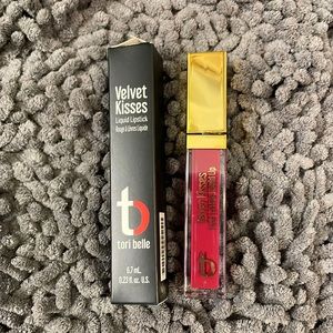 Tori belle velvet kisses in poinsettia NWT